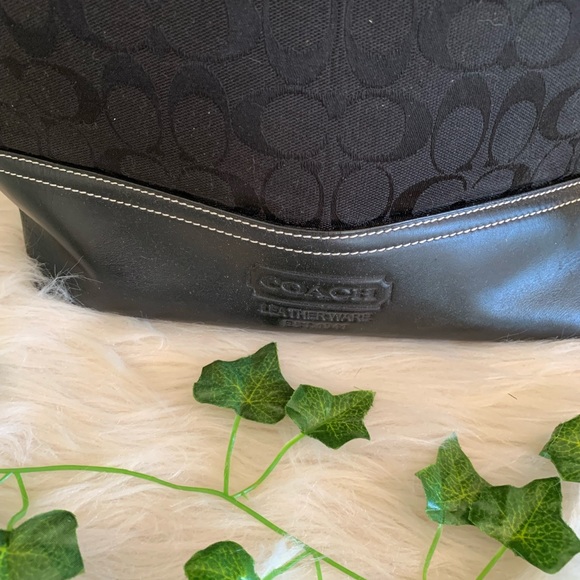 Women's Medium Soulder Purse - Picture 3 of 12